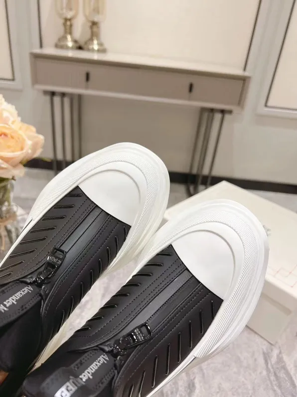 👟👟Ex-factory price 600👟👟 Men's size +10 2023 McQueen classic hot style, top version! ALEXANDERAIexanderMcQUEEN✅ has been certified. The latest 2023 counters will be launched at the same time, international T stage catwalk models. 💯Purchased from top ZP, the original version is 1:1 customized, perfectly reproduced, embellished with waterproof zippers on off-road inspired clothing, with imported anti-wear super soft sock cuffs, 3D glue bright strips, excellent comfort, outsole: original TPU double-layer combination outsole. Fabric: Imported silk cow leather Lining: Imported super soft Lycra/space cloth Foot pads: Imported silk sheepskin Size: 35-40 for women, 39-45 for men. Color: all black, black and white, all white, (add 10 for men’s model)